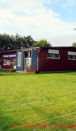 Zwei Fahrwassertonnen vor dem Töpfer  und Maleratelier Müller Schoenefeld