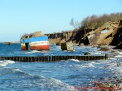Bunker Wustrow 2024 - Altes Bunkerteil im Wasser und neu heruntergerutschter Bunker