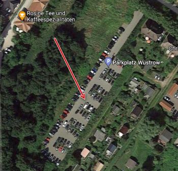 Luftbild vom zentralen Parkplatz an der Strandstraße in Ostseebad Wustrow
