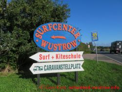 Schild am Eingang des Surfcenters Wustrow