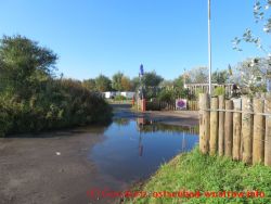 Einfahrt zum Parkplatz am Surfcenter Wustrow