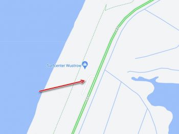 Straßenansicht und Zufahrt zum Parkplatz am Surfcenter