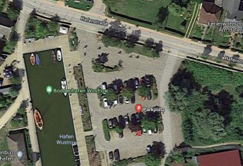 Luftbild vom Parkplatz am Hafen von Ostseebad Wustrow