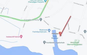 Straßenansicht und Zufahrt zum Parkplatz am Wustrower Hafen