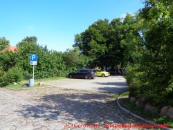 Einfahrt zum Parkplatz am Haus des Gastes mit Hinweis auf Parkscheibe