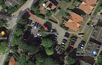 Luftbild vom kostenlosen Parkplatz in der Ortsmitte von Wustrow