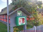 Am Fischlandhaus befindet sich der Defibrillator an einem Aufsteller vorne links im Garten