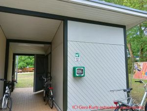 Defibrillator am Nebengebäude beim Haus des Gastes