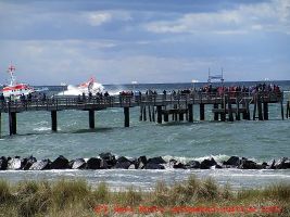 Seebrückenfest Wustrow - zwei Seenotkreuzer bei einer Rettungsübung an der Seebrücke