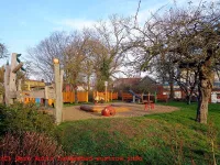 Wustrow Spielplatz am Haus des Gastes mit Streuobstwiese