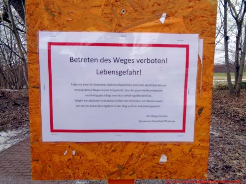 gesperrter Weg zum Strand - Warnschild